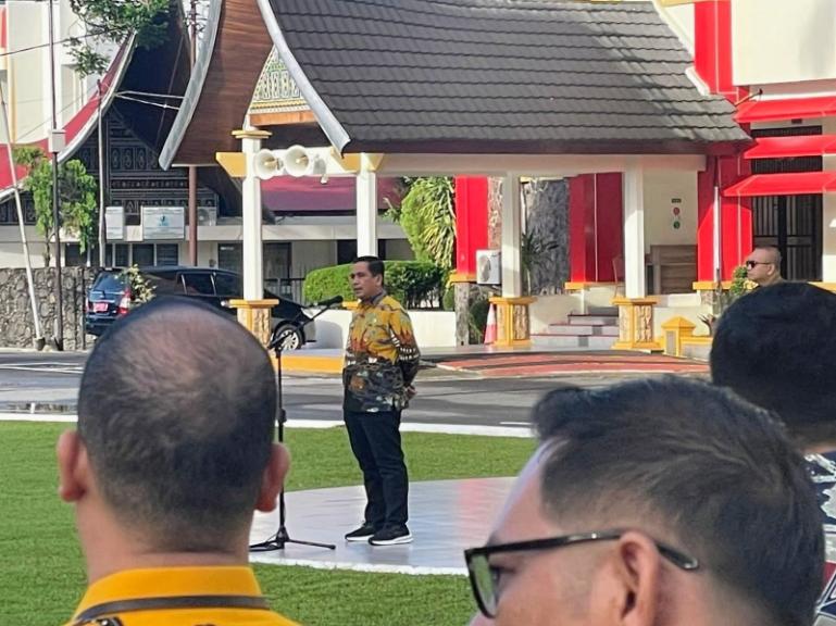 Plh Sekretaris Provinsi Sumbar, Ahmad Zakri, saat memimpin apel rutin ASN di halaman Kantor Gubernur Sumbar, Kamis (21/5/2025). IST