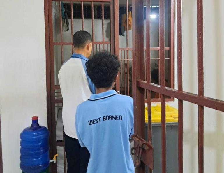 Tersangka RD (baju biru) akan dimasukan ke sel tahanan Mapolresta Padang. IST