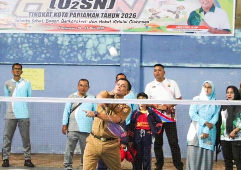 Sekko Pariaman Afrizal Azhar melakukan smash saat pembukaan O2SN 2026 di kota itu, Selasa pagi (19/5/2026). IST