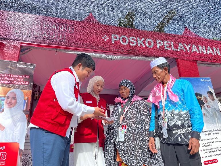 Telkomsel memperkuat komitmen melayani sepenuh hati dengan menghadirkan Posko Siaga Haji di Asrama Haji Batam Center dan Asrama Haji Padang. IST