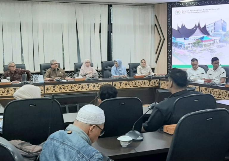 Ketua DPRD Sumbar, Muhidi bersama anggota dewan lainnya saat menerima sejumlah masyarakat Pessel kondisi yang terjadi di kawasan Mandeh, Tarusan, Selasa (13/5/2026). IST