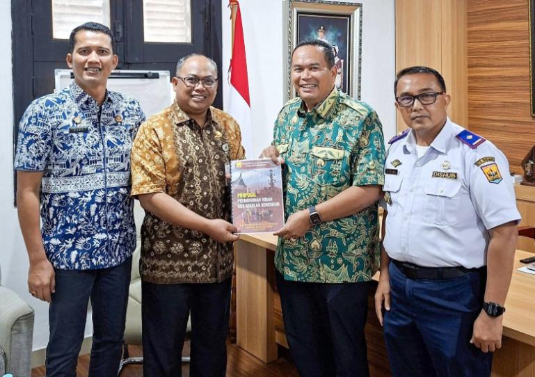 Wali Kota Pariaman, Yota Balad serahkan proposal bantuan kepada  Staf Ahli Menteri Perhubungan RI, Robby Kurniawan di ruang kerjanya, Selasa (12/5/2026). IST