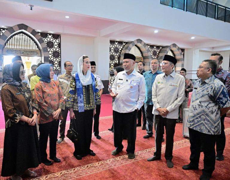 Saat Gubernur Sumbar Mahyeldi dampingi Menteri Pariwisata, Widiyanti Putri Wardhana, ke Masjid Raya Syekh Ahmad Khatib Al Minangkabawi pada Rabu (29/4/2026). IST