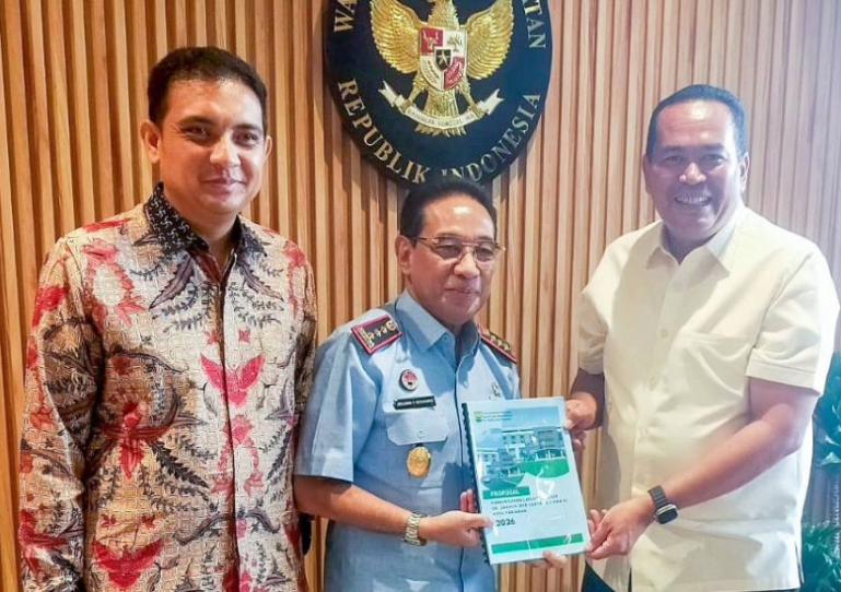 Wali Kota Pariaman Yota Balad serahkan proposal kelanjutan pembangunan RSUD dr Sadikin kepada Wamenkes Benjamin Paulus Octavianus disaksikan Anggota DPR RI Komisi IX, Ade Rezki Pratama di Jakarta, Selasa  (19/5/2026). IST