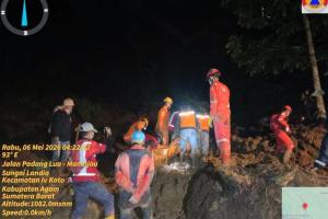 Longsor di Sungai Landia Agam Timpa 3 Rumah, 1 Meninggal dan Akses Jalan Terputus
