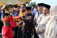 Mendes Serahkan Bantuan Tani dan Peletakan Batu Pertama Pesantren Al Azis