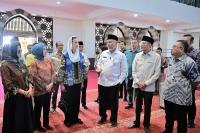 Viral Isu Menteri Pariwisata Menggunakan Sepatu di Masjid, Pemprov Sumbar Pastikan itu Tidak Benar