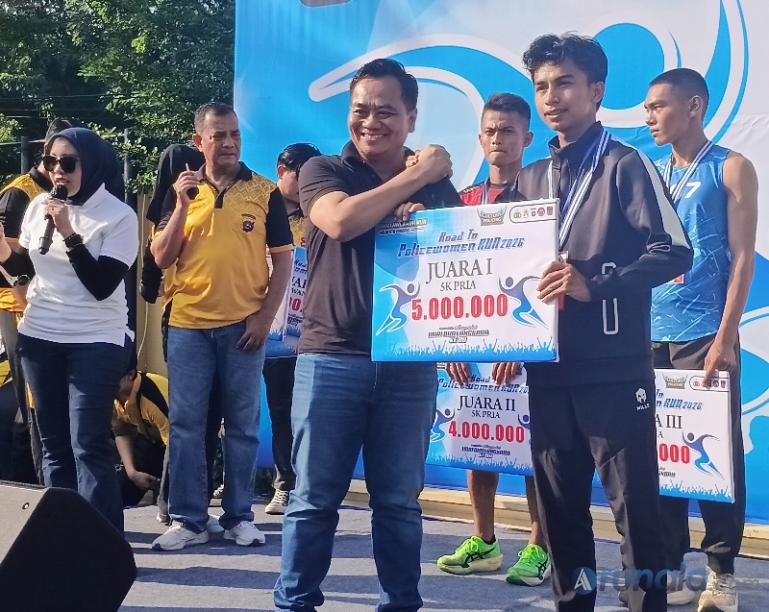 Kapolresta Padang, Kombes Pol Apri Wibowo serahkan hadiah utama kepada pemenang lomba lari 5K yang diadakan pihak Polresta Padang, Minggu (7/6/2026). (dok : arunala.com)