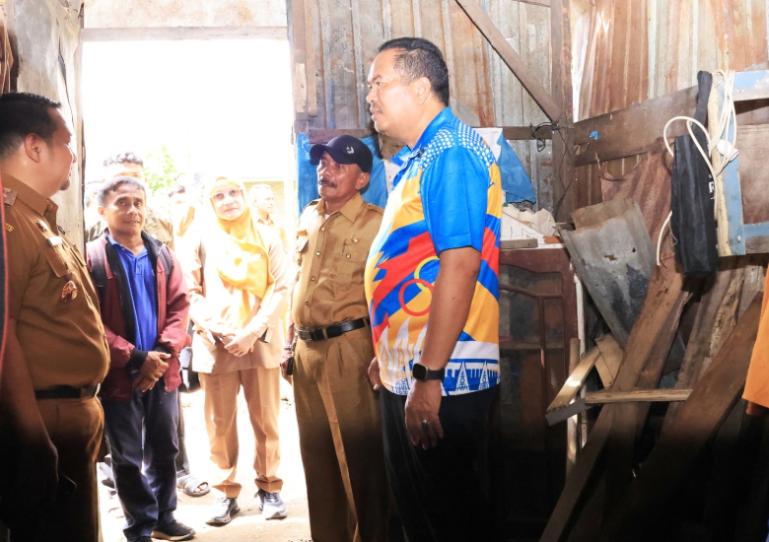 Wali Kota Yota Balad meninjau pengerjaan perbaikan salah satu RTLH yang ada di Desa Palak Aneh, Kecamatan Pariaman Selatan, Kota Pariaman, Senin (25/5/2026). IST