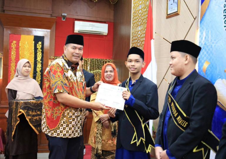 Wali Kota Pariaman, Yota Balad saat hadiri wisuda santri TK, SD dan SMP Nurul Ilmi Bilingual Islamic Integrated School (NIBIIS) Pariaman, Minggu (7/6/2026). IST