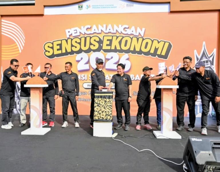 Gubernur Mahyeldi bersama Wakil Kepala BPS RI, Sonny Harry Budiutomo Harmadi, saat pencanangan Sensus Ekonomi 2026 Provinsi Sumbar di Halaman Kantor Gubernur, Minggu lagi (28/6/2026). IST