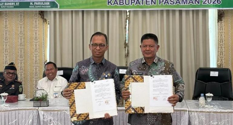 Direktur Keuangan Bank Nagari, Roni Edrian bersama Bupati Pasaman, Welly Suhery memperlihatkan nota kesepahaman, Kamis (18/6/2026). IST