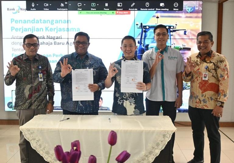 Direktur Kredit dan Syariah Bank Nagari, Hafid Dauli dan Direktur Kepatuhan Bank Nagari Sukardi bersama Direktur PT Tjahaja Baru Agri, Edward Ferry Gani usai penandatanganan kerja sama, Kamis (18/6/2026). IST