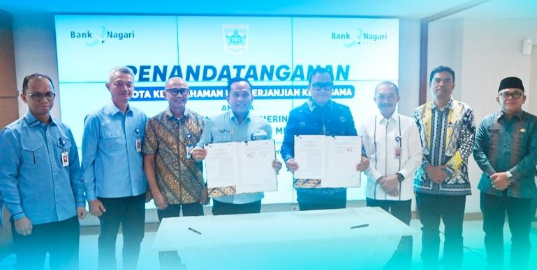 Direktur Utama Bank Nagari, Gusti Candra bersama Bupati Kepulauan Mentawai, Rinto Wardana memperlihatkan nota kesepahaman, Senin (29/6/2026). IST