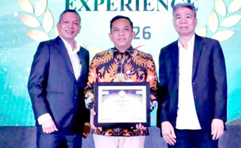 Direktur Utama Bank Nagari, Gusti Candra saat menerima penghargaan pada ajang 23rd INFOBANK-MRI Banking Service Excellence Appreciation 2026 di Jakarta. IST