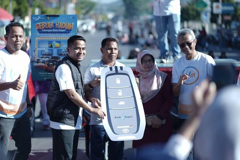 Pemenang hadiah utama satu unit Toyota Fortuner bersama Direktur Operasional Bank Nagari Zilfa Efrizon dan Wali Kota Solok Ramadhani Kirana Putra, Minggu (31/5/2026). IST