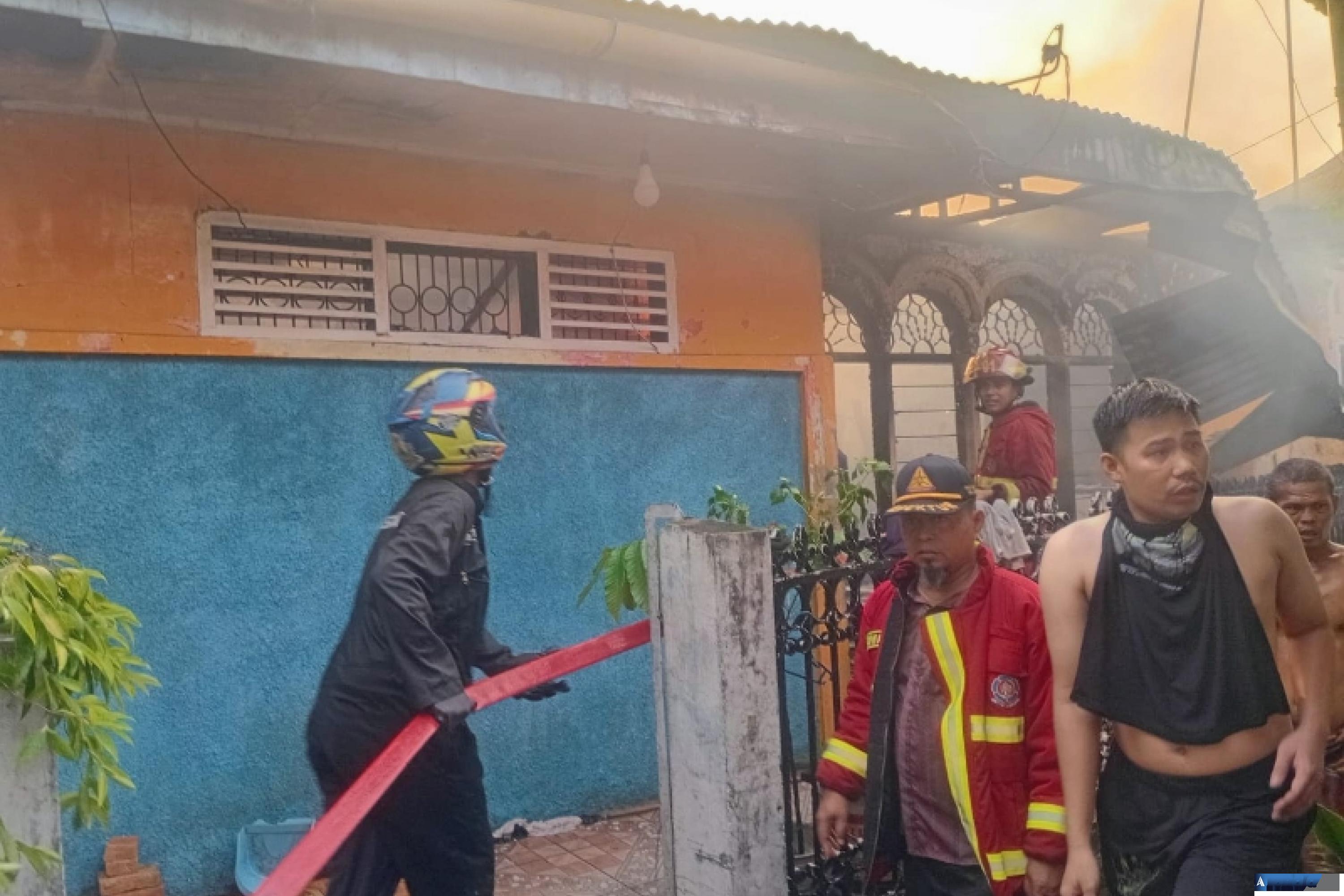 Terlihar petugas Damkar Kota Padang bersama warga memadamkan api yang membakar sejumlah rumah di Kampung Jao Kecamatan Padang Barat, Jumat sore (12/6/2026). (dok : arunala.com)