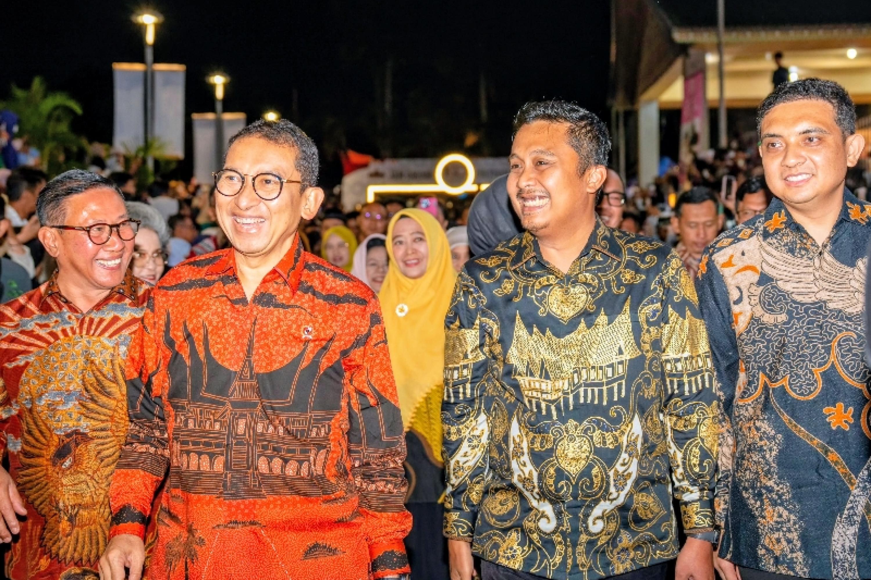 Wagub Sumbar, Vasko Ruseimy saat mendampingi Menteri Kebudayaan, Fadli Zon Jam Gadang Cultural Night 2026 di Bukittinggi, Sabtu malam (20/6/2026). IST