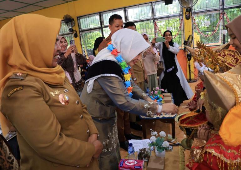 Bunda PAUD Kota Pariaman, Ny Yosneli Balad saat menerima sirih dalam carano dari anak-anak TK saat hadiri pentas seni anak TK dan SD se Kota Pariaman, Selasa (9/6/2026). IST