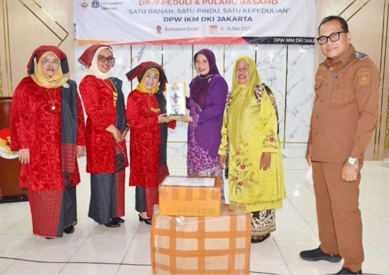 Ketua Dewan Pembina Bundo Kanduang Kota Pariaman, Ny Yosneli Balad serahkan kenang-kenangan kepada Wakil Ketua DPW IKM DKI Jakarta, Zuriati saat berkunjung ke Kota Pariaman, Senin siang (12/5/2026). IST