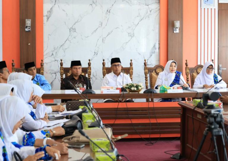 Wawako Mulyadi bersama Ketua BKMT Kota Pariaman, Ny Yosneli Balad saat menghadiri raker perdana Badan Kontak Majelis Taklim (BKMT) Kota Pariaman Tahun 2026 di Ruang Rapat Wali Kota Pariaman, Rabu (10/6/2026). IST