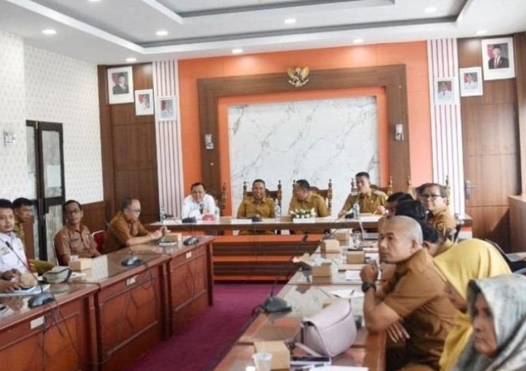 Wali Kota Yota Balad pinpin rapat evaluasi PAD Kota Pariaman di Ruang Rapat Wali Kota Pariaman, Selasa pagi (2/6/2026). IST