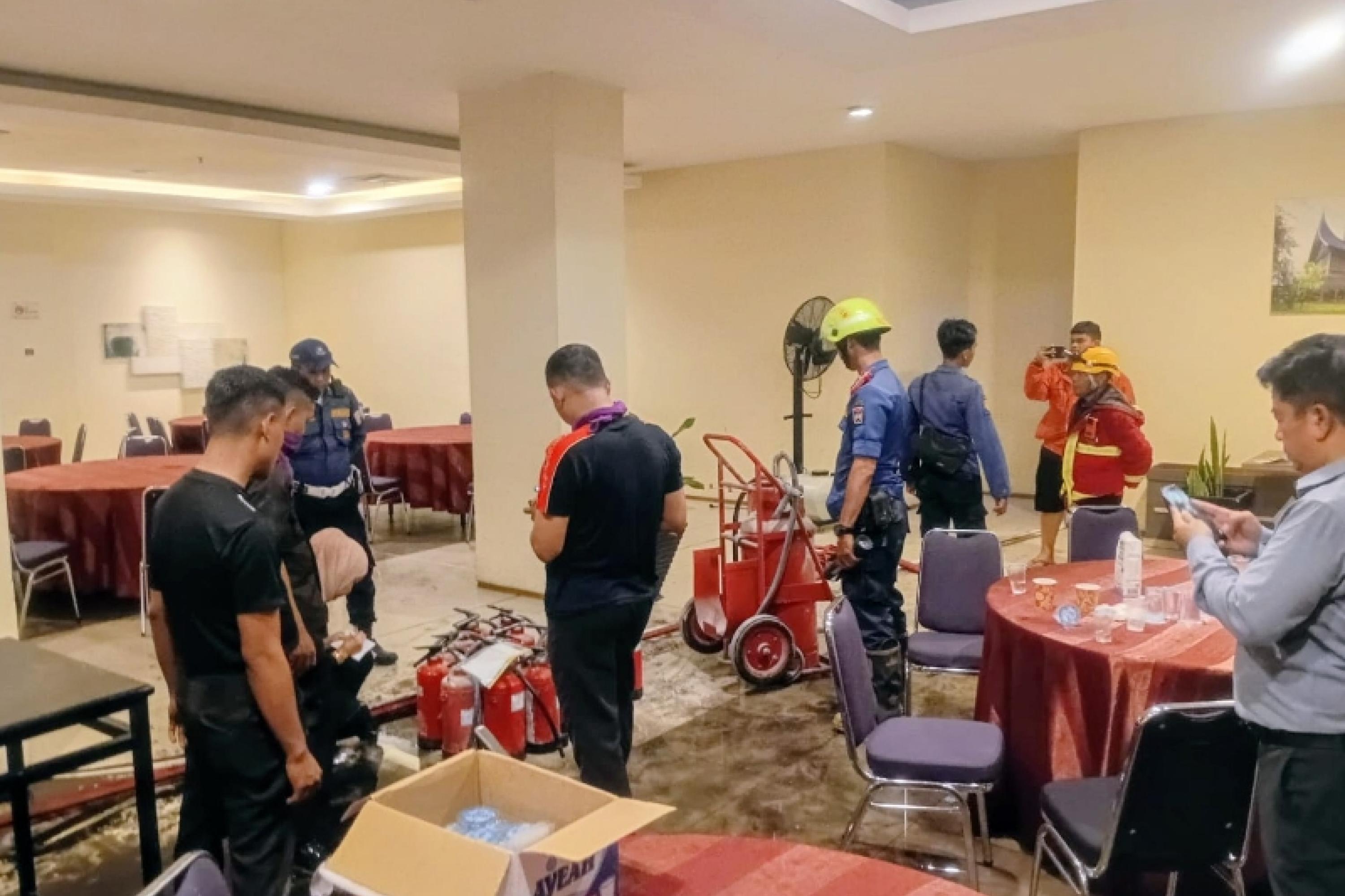 Terlihat petugas Damkar Kota Padang memanfaatkan APAR yang ada di lokasi kejadian untuk memadamkan api. IST