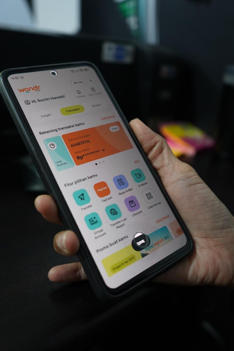 Tampilan aplikasi wondr by BNI pada smartphone milik Sucitri Handalia (43), seorang staf administrasi RS M. Djamil. Di tengah kepungan tenggat waktu kerja yang padat, inovasi perbankan digital ini hadir sebagai solusi praktis yang memotong waktu antrean di bank, memungkinkan urusan finansial domestik selesai dalam hitungan detik tanpa harus meninggalkan meja kerja. IST