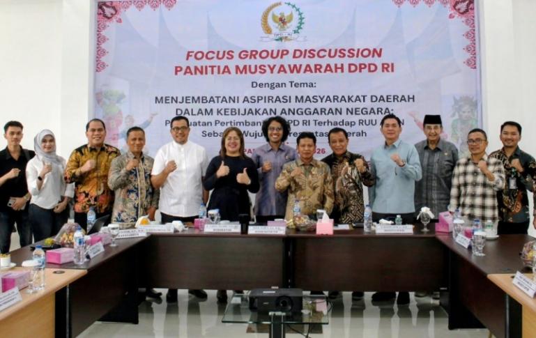 Tim Evaluasi dan Mekanisme Kerja Panitia Musyawarah (Panmus) DPD RI bersama dua narasumber seusai FGD di aula Kantor DPD RI Provinsi Sumbar, Jumat (12/6/2206) lalu. IST
