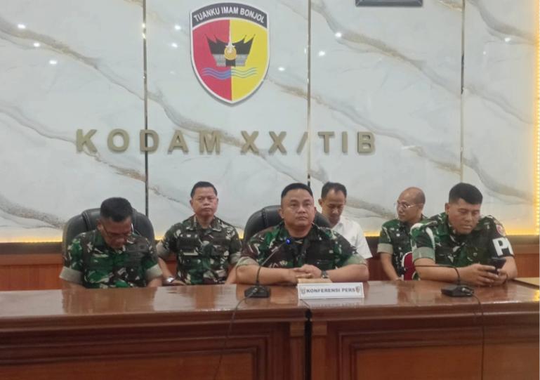 Kepala Penerangan Kodam (Kapendam) XX/TIB, Kolonel Kav Taufiq, dalam konferensi pers yang digelar di Padang, Rabu (3/6/2026). (dok : arunala.com)