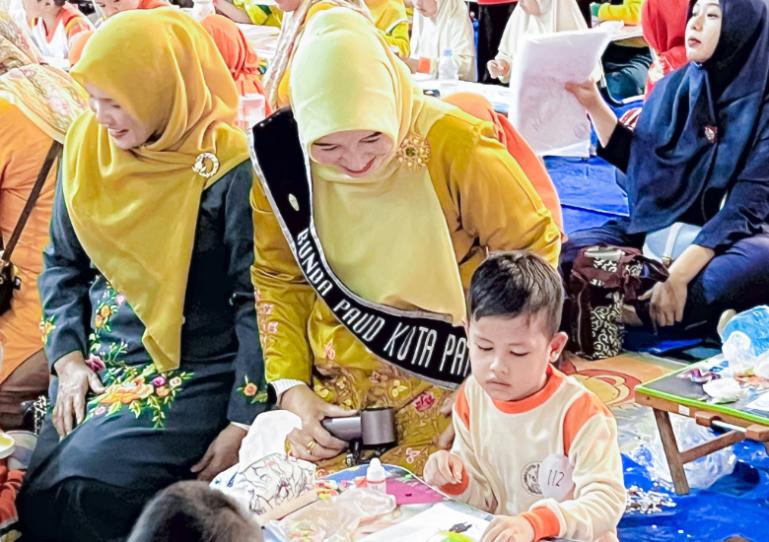 Bunda PAUD Kota Pariaman, Ny Yosneli Balad saat menyaksikan salah seorang anak TK yang ikut lomba kolase tingkat TK se Kota Pariaman, Kamis (7/5/2026). IST