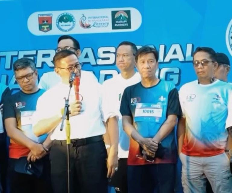 Wakil Ketua DPRD Sumbar, Evi Yandri Rajo Budiman saat menghadiri kegiatan IMLF Jam Gadang Fun Run 2026 di kawasan Pedestrian Jam Gadang, Bukittinggi, Minggu (7/6/2026). IST