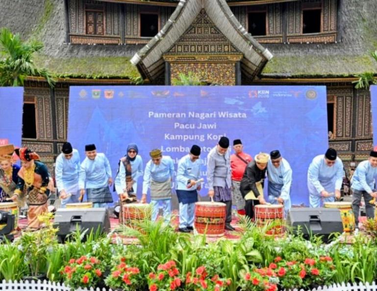 Gubernur Sumbar Mahyeldi bersama Bupati Tanahdatar, Eka Putra pukul gedang tanda pembukaan Festival Minangkabau 2026 di lapangan Istano Basa Pagaruyung Kabupaten Tanahdatar, Kamis (25/6/2026). IST