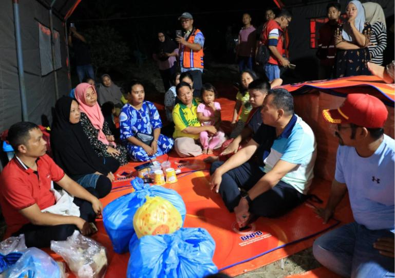 Wako Yota Balad saat kunjungi korban kebakaran yang terjadi Kelurahan Jawi-Jawi I, Kecamatan Pariaman Tengah, Minggu (7/6/2026). IST