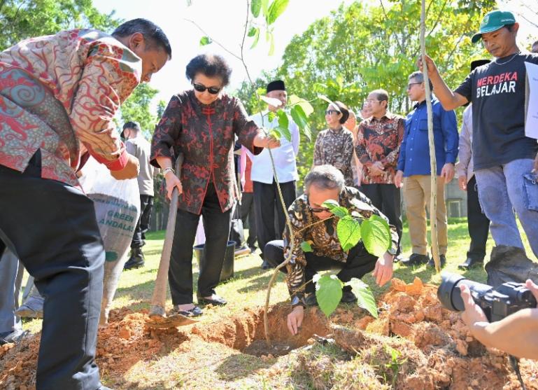 Gubernur Mahyeldi mendampingi kakak kandung Presiden RI Prabowo Subianto, Biantiningsih Djiwandono dan Maryani Djojohadikusumo di Kampus Universitas Andalas, Limau Manis, Padang, Jumat (5/6/2026). IST