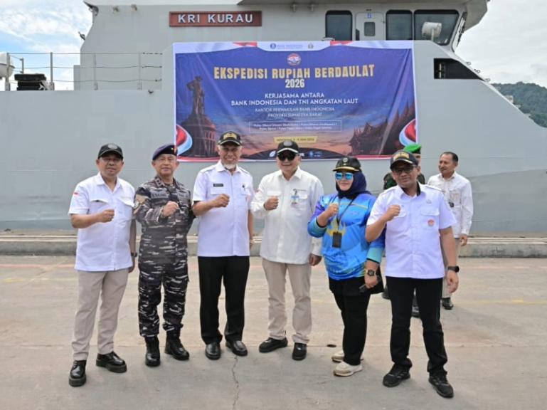 Gubernur Mahyeldi melepas kegiatan Ekspedisi Rupiah Berdaulat oleh pihak BI ke Kabupaten Kepulauan Mentawai menggunakan KRI Kurau-856 di Dermaga Pelabuhan Teluk Bayur, Padang, Rabu (3/6/2026).  IST