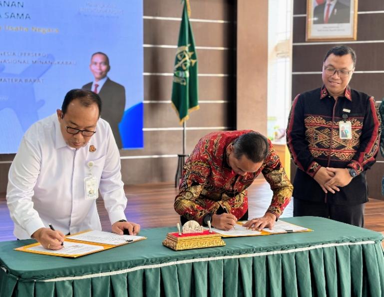 GM PT Angkasa Pura Indonesia KC Bandara Minangkabau (BIM), Dony Subardono, bersama Kejati Sumbar Dedie Tri Hariyadi tandatangani naskah kerja sama bantuan hukum di Kajati Sumbar, Kamis (11/6/2026). IST