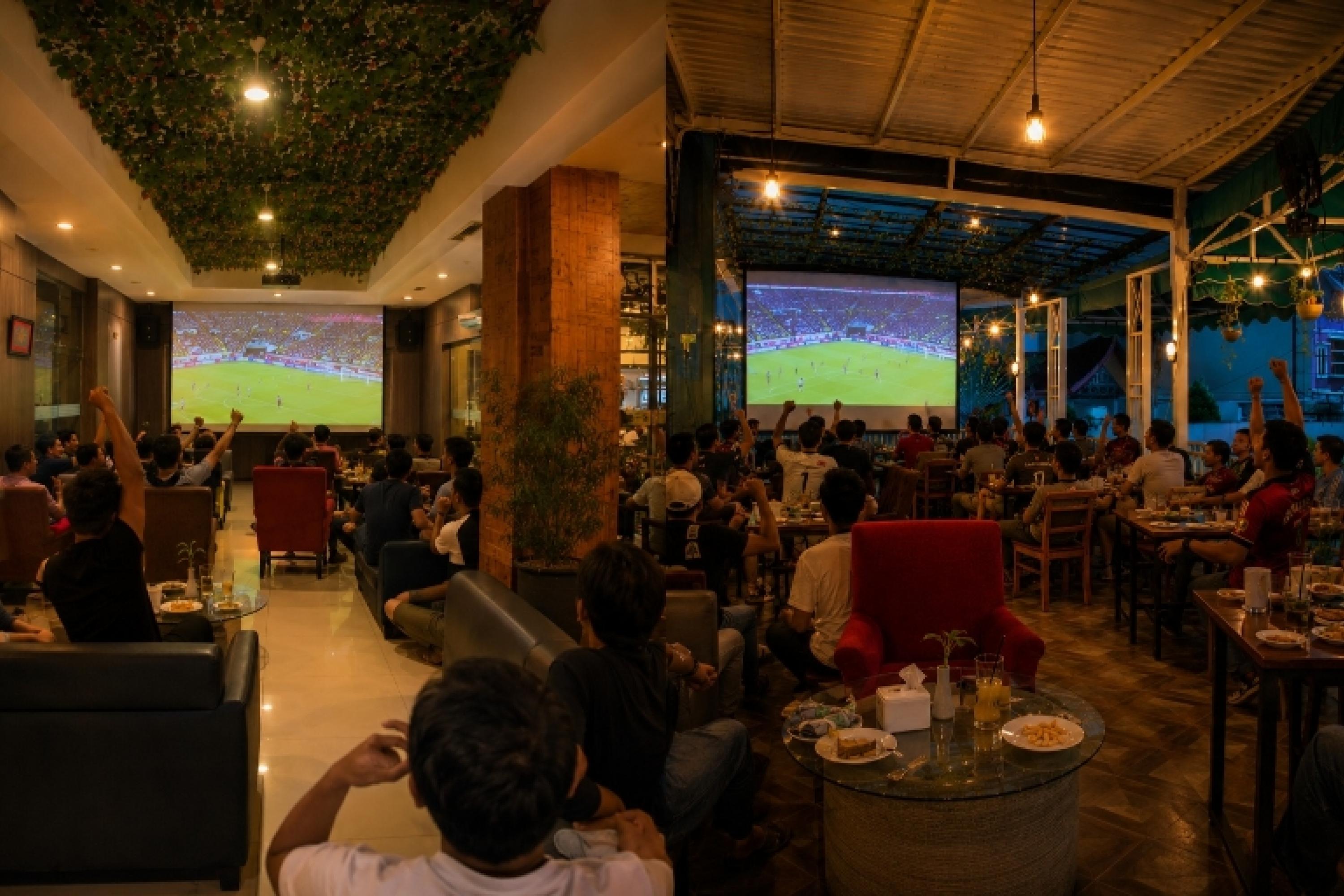 Suasana nonton bareng di area outdoor Muaro Terrace. IST