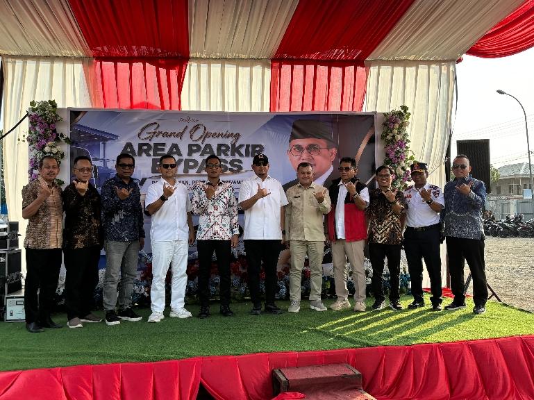 Foto bersama usai peresmian layanan parkir angkutan barang kolaborasi PT Pelindo Regional 2 Teluk Bayur bersama PT Gerbang Berkah Solusi Indonesia. IST