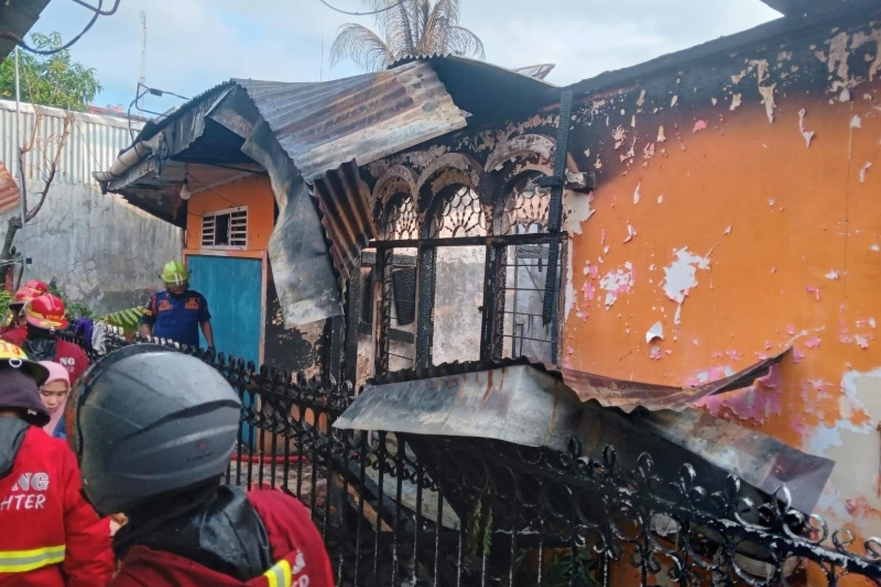 Salah satu dari sejumlah rumah yang terbakar di Kampung Jao Dalam, Padang sedang dipadamkan oleh Damkar Padang, Jumat sore (12/6/2026). IST
