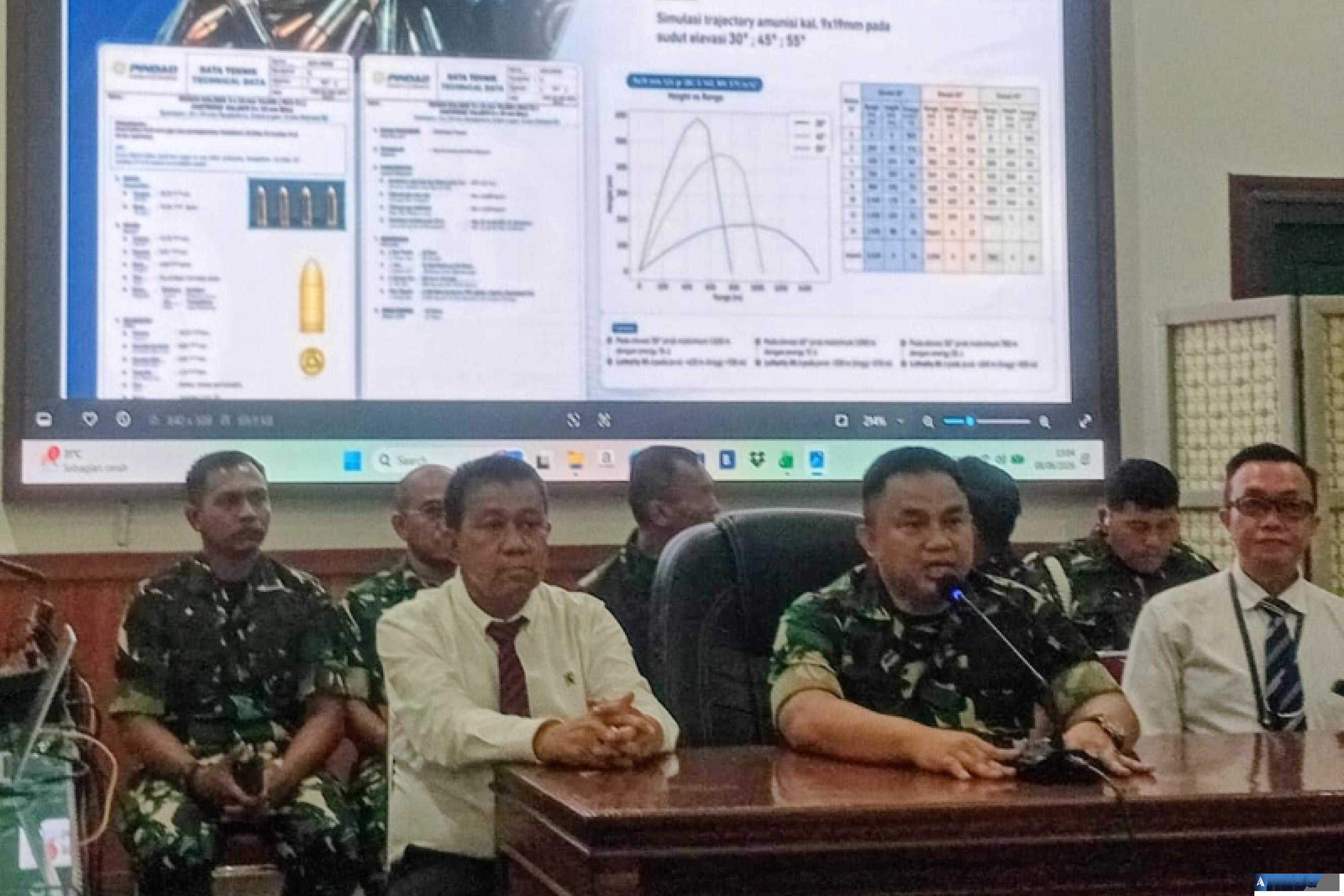 Kapendam XX/TIB, Kolonel Kav Taufiq bersama pihak Kampus UNP saat prescon hasil penyelidikan peluru nyasar di UNP, di Padang, Senin siang (8/6/2026). (dok : arunala.com)