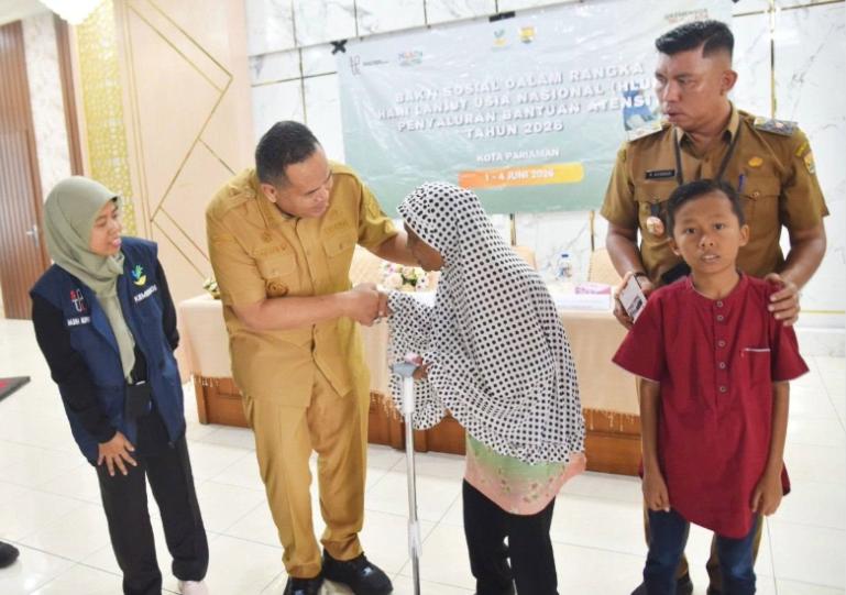 Wali Kota Pariaman, Yota Balad serahkan bantuan dari Kemensos untuk 245 orang Pemerlu Atensi Sosial di Kota Pariaman, Selasa (02/6/2026). IST