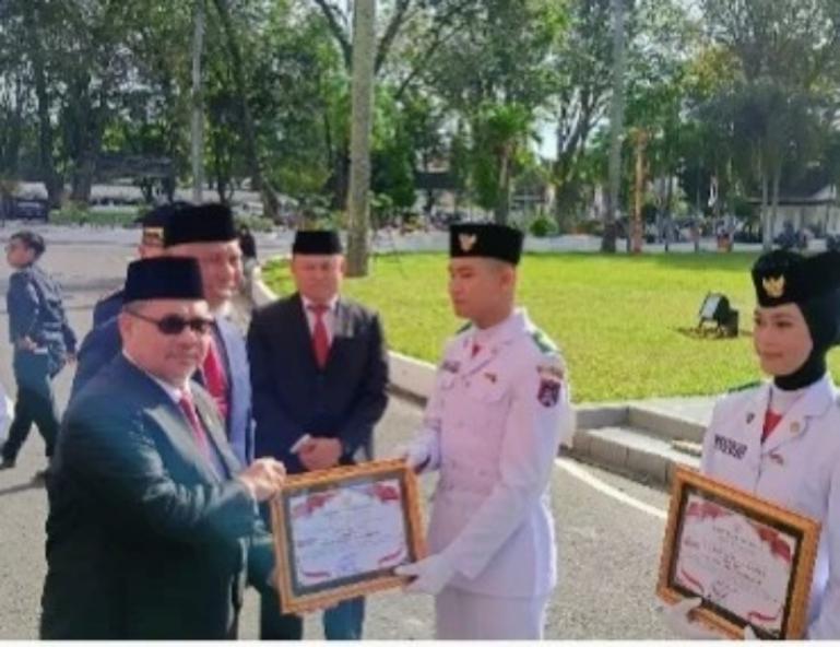 Ketua DPRD Sumbar Muhidi serahkan plakat kepada anggota Paskibra seusai upacara peringatan Hari Lahir Pancasila di Padang, Senin (1/6/2026). IST