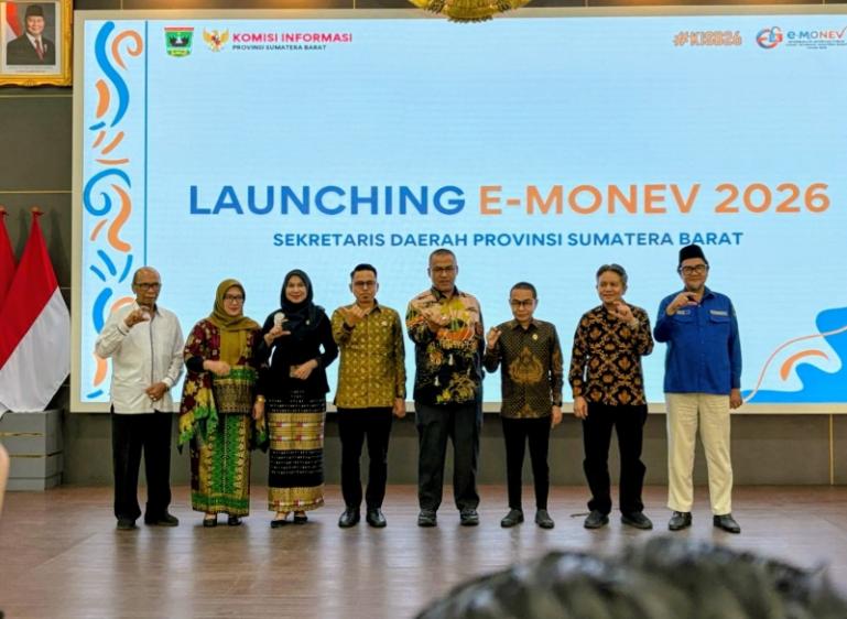 Sekprov Sumbar, Arry Yuswandi bersama para komisioner KI Sumbar saat melaunching e-Monev KIP 2026 di Auditorium Gubernuran Sumbar, Kamis (4/6/2026). IST