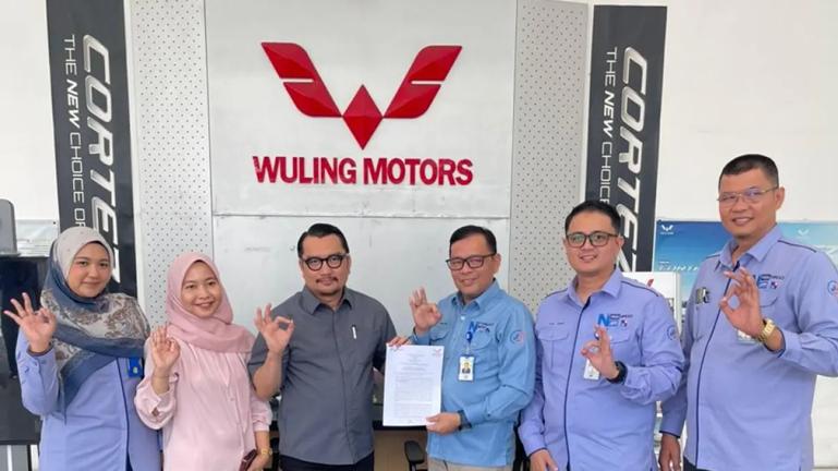 Pemimpin Divisi Pemasaran Bank Nagari, Syafrizal CH, bersama Branch Manager PT Maju Global Motor, Leonaldo Fitramardika memperlihatkan perjanjian kerja sama, Rabu (17/6/2026). IST