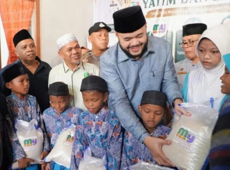 Wali Kota Padang, Fadly Amran disaksikan pengurus Yayasan Berkah Amal Salih serahkan bantuan kepada anak yatim yang ada di yayasan itu, Jumat (26/6/2026). IST