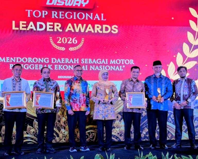 Gubernur Sumbar Mahyeldi Ansyarullah bersama kepala daerah lainnya di Indonesia saat menerima penghargaan dari DNN di Jakarta, Kamis (11/6/2026). IST