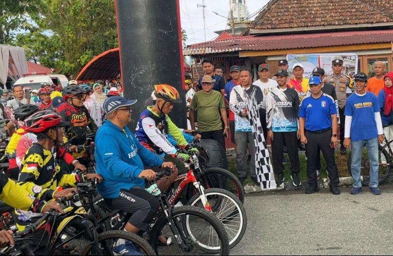 Wakil Wali Kota Pariaman, Mulyadi melepas ribuan pesepeda se Sumatera dalam ajang GAFA di Kota Pariaman, Minggu (21/6/2026). IST
