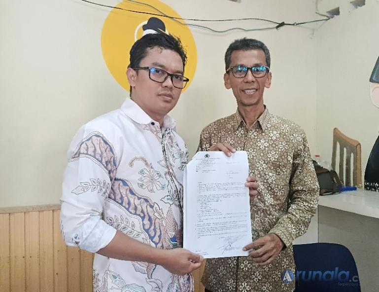 Pelapor Amnasmen bersama kuasa hukumnya, Guntur Guntur Abdurrahman seusai jumpa pers di salah satu kafe di Padang, Senin siang (15/6/2026). (dok : arunala.com)