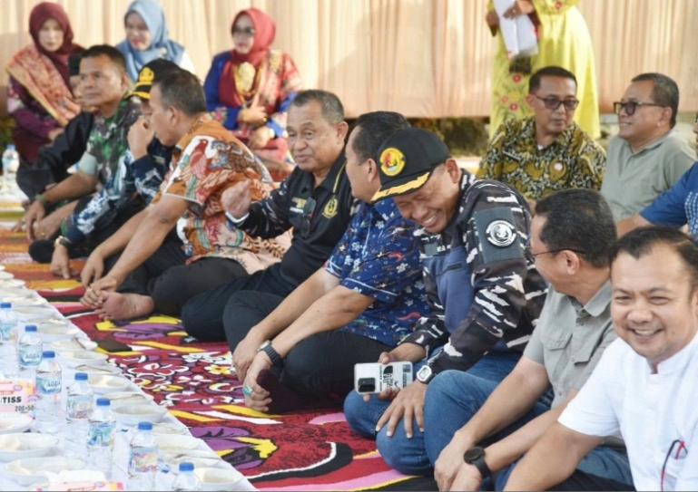 Wali Kota Pariaman, Yota Balad bersama Komandan Kodaeral II Padang Laksamana Muda TNI Sarimpunan Tanjung dan lainnya saat hadiri prosesi Maantan Sambareh dalam rangkaian iven budaya Tabuik, di Kota Pariaman, Jumat (26/6/2026). IST
